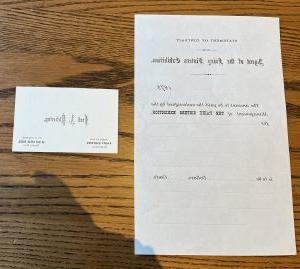 左图:纸质合同，上面写着“与仙女姐妹代理人的合同声明”. (日期空格)1873年. 仙女姐妹展览管理方签署的(书写)金额为(美元)和(美元)分.右:名片中间写着“弗雷德·皮克林”，左下角写着“仙女姐妹展代理”，然后是“P.O. 地址:马萨诸塞州波士顿旧州议会大厦35号.“在右下角.